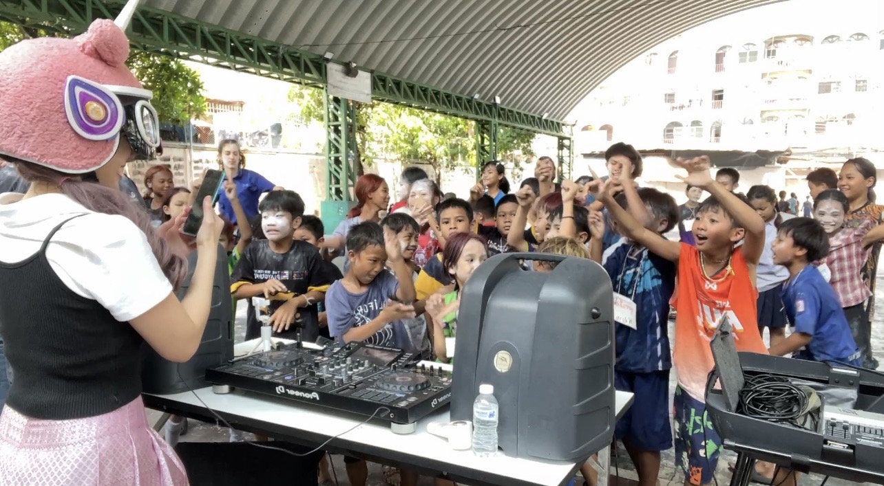 ส่งต่อความสุขผ่านเสียงเพลงในวันสงกรานต์